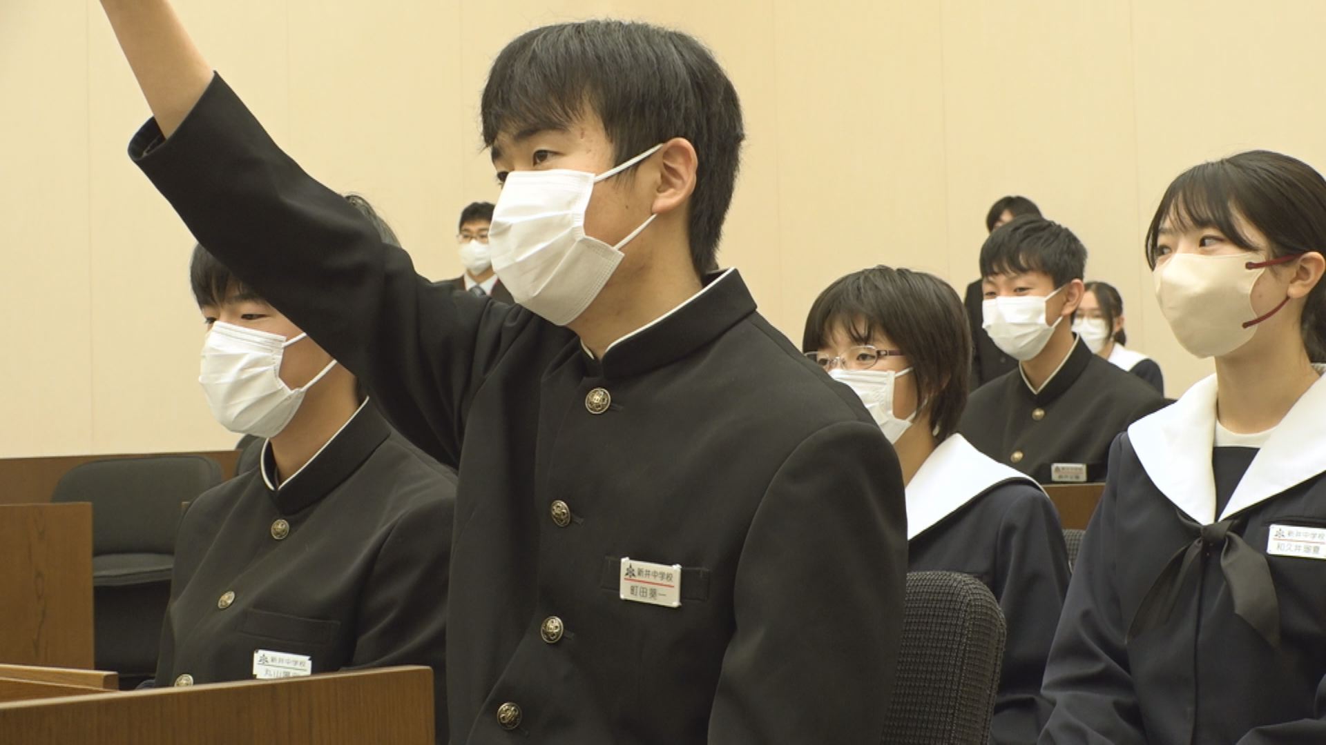 新井中生徒会が議会の役割学ぶ