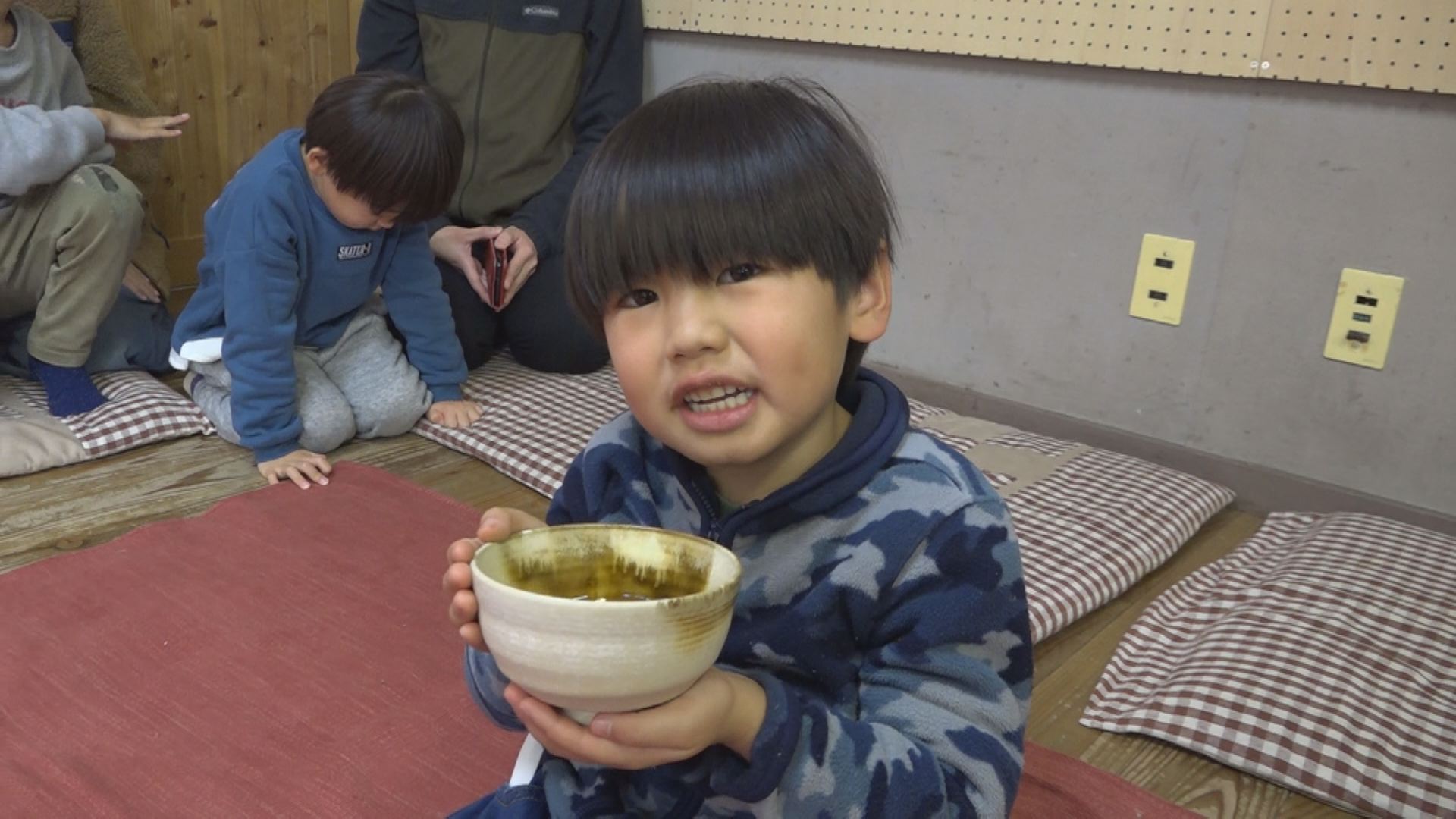 園児がお茶会でズズズ～ 森のこども園てくてく