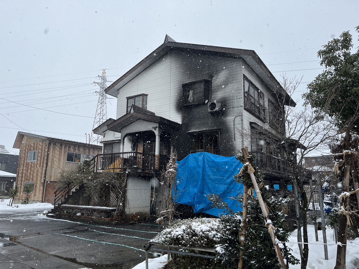 妙高市高柳1で住宅火災 70代男性がやけどし救急搬送