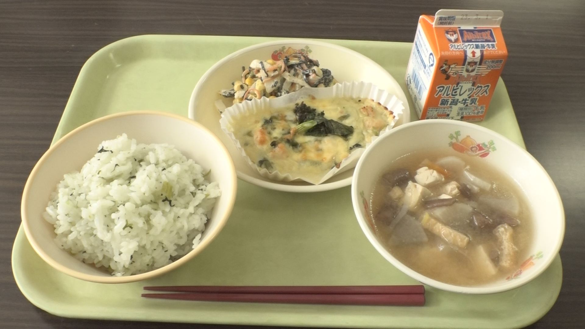新井中央小にフードロス給食登場！SDGsについて考える