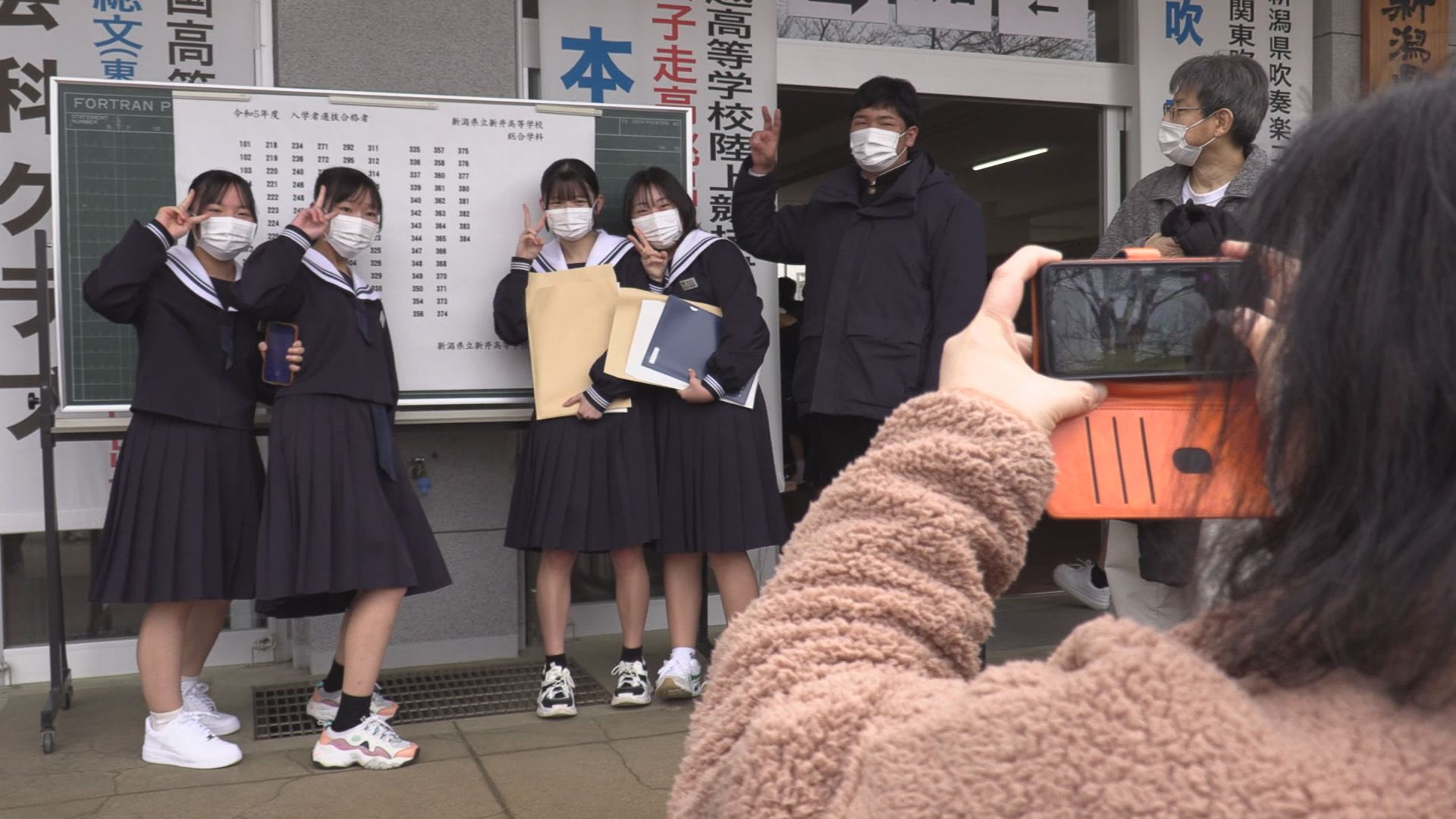 喜びのサクラ咲く！公立高校で合格発表