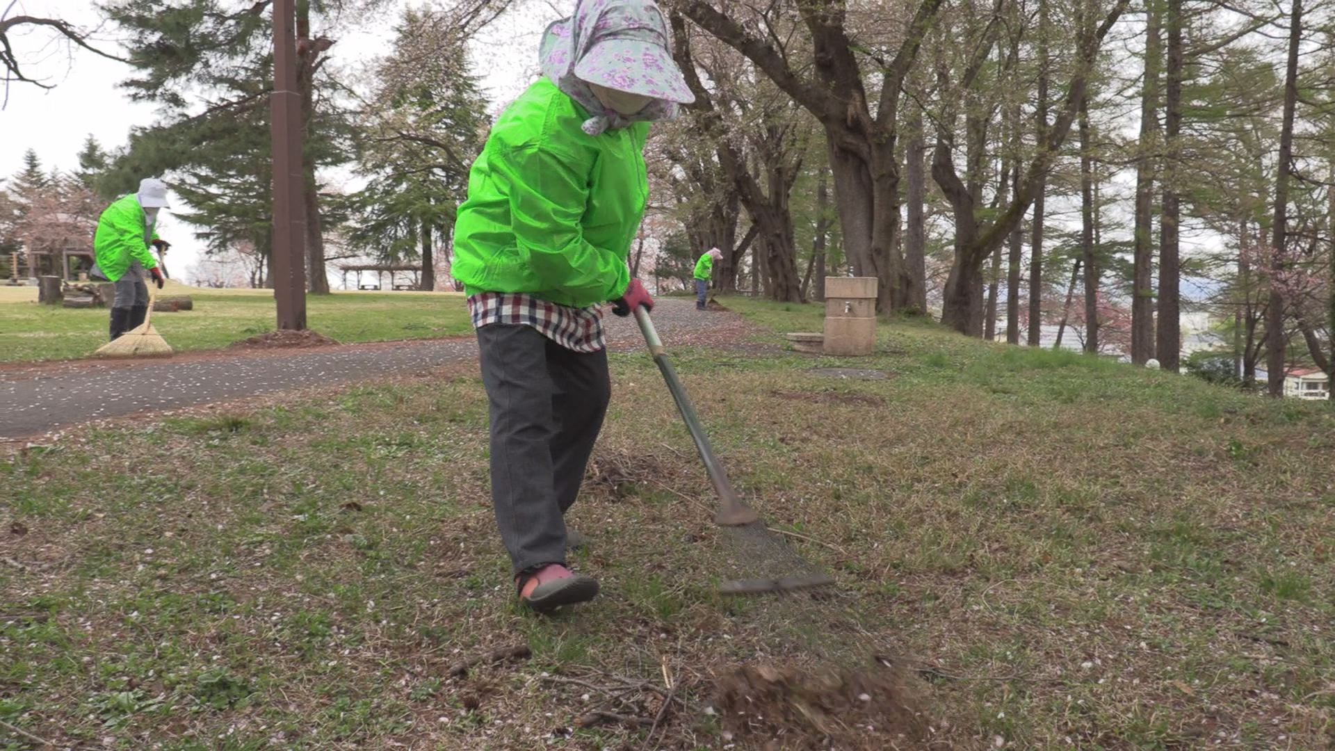 妙高市経塚山公園 ボランティアが清掃作業　