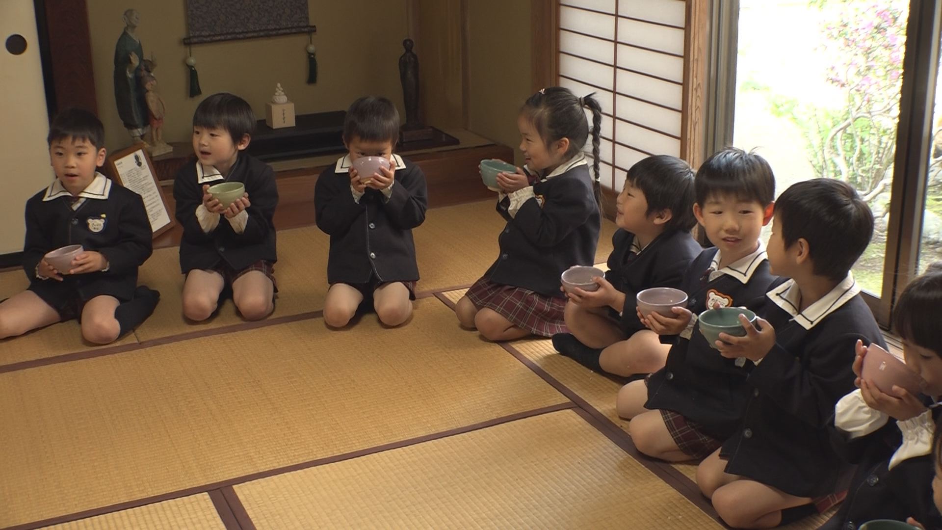 寺町3 大嚴寺で明照幼稚園児がお茶会　