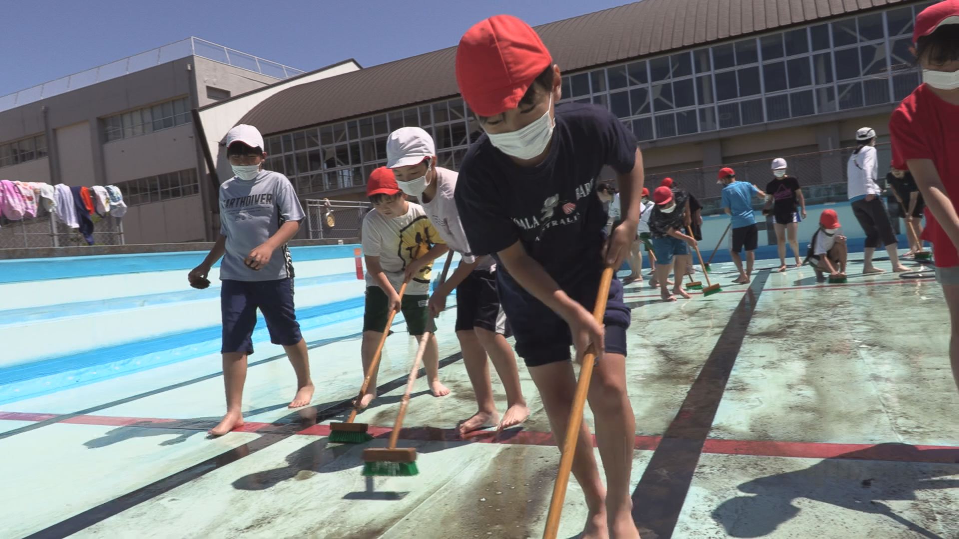 水泳授業を前に 高田西小でプール清掃