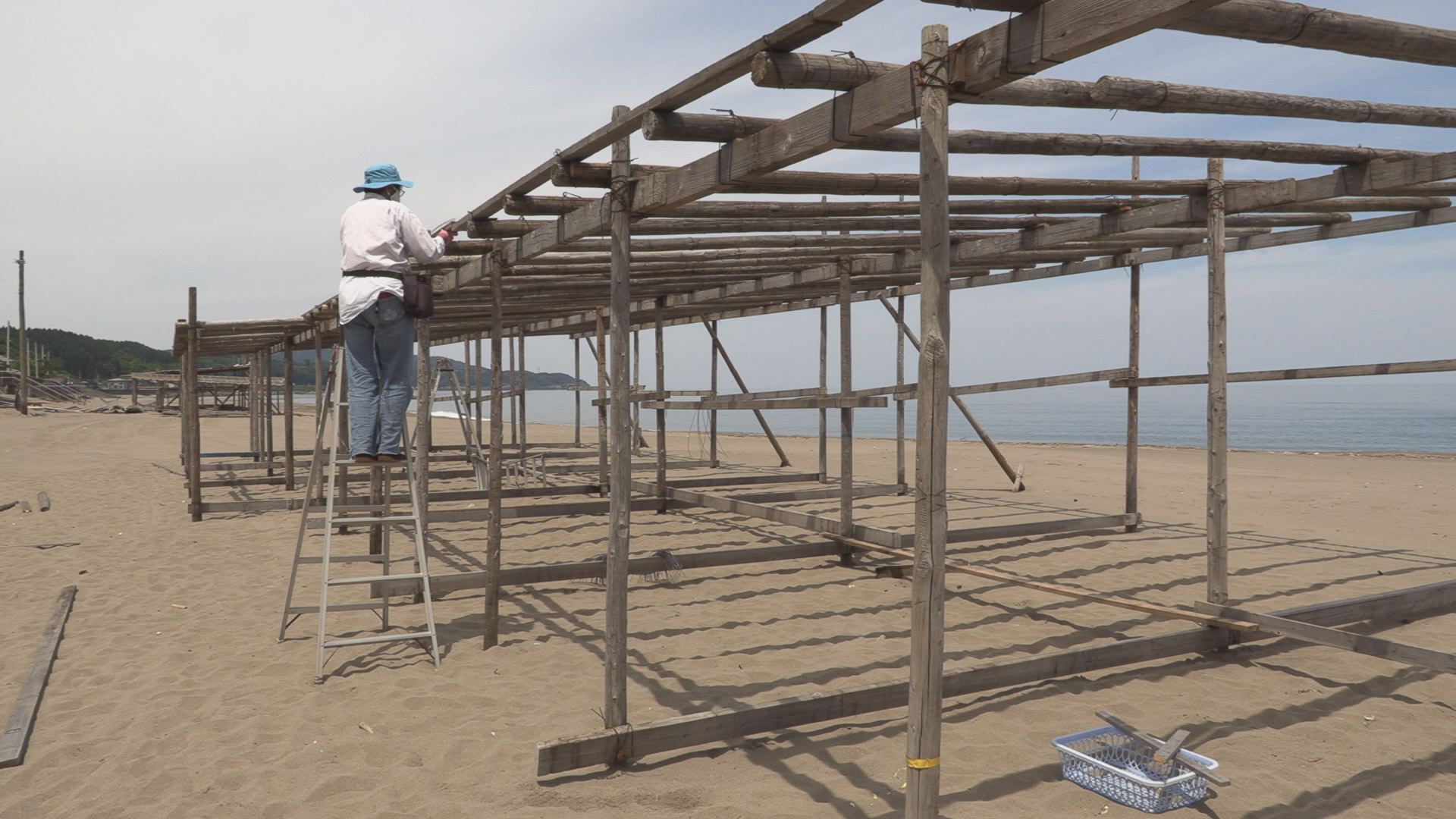 海水浴場で浜茶屋建設進む コロナ5類移行後初のシーズンインへ