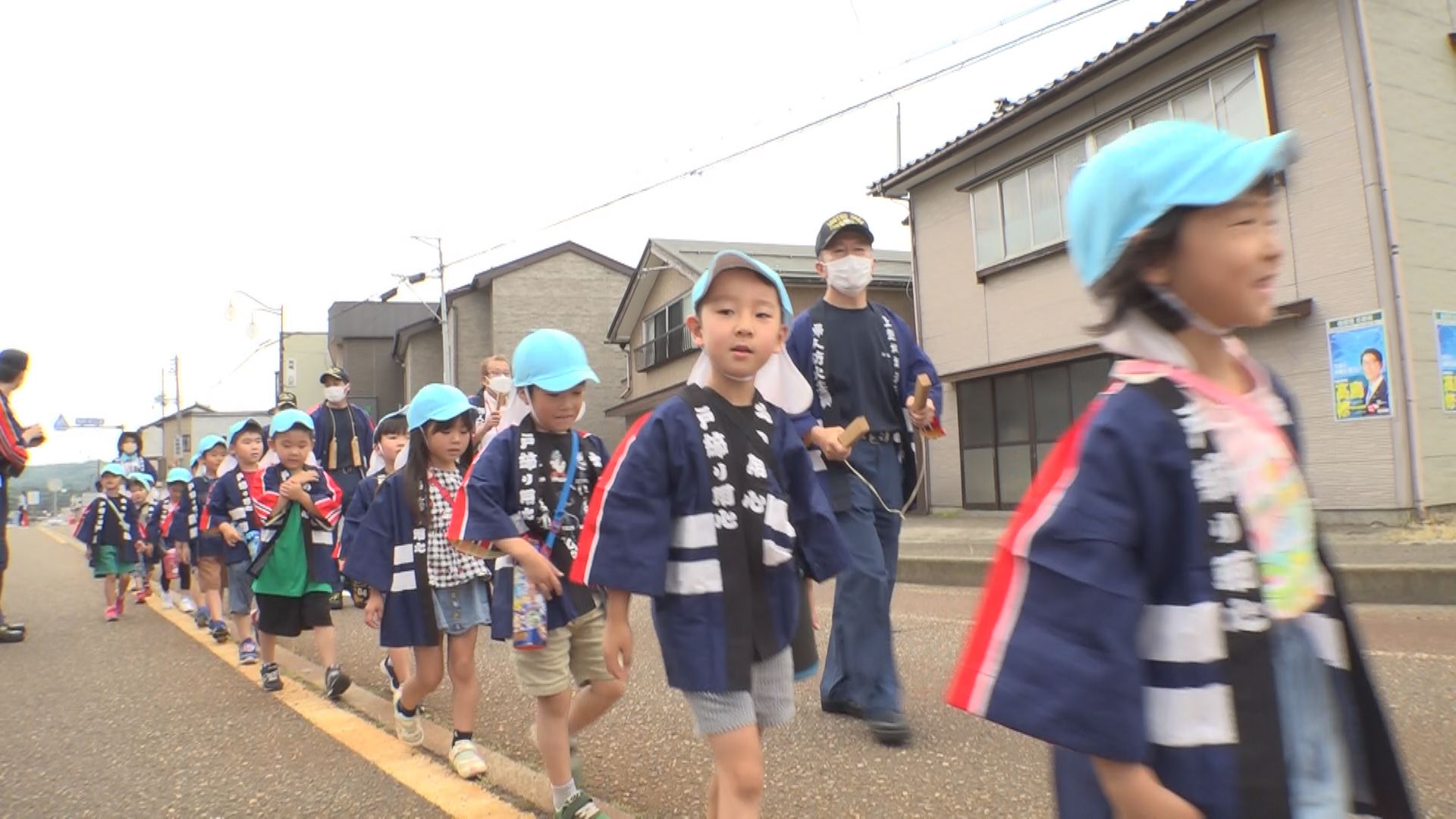 柿崎区「お引き上げ商工まつり」地元園児が防火パレード