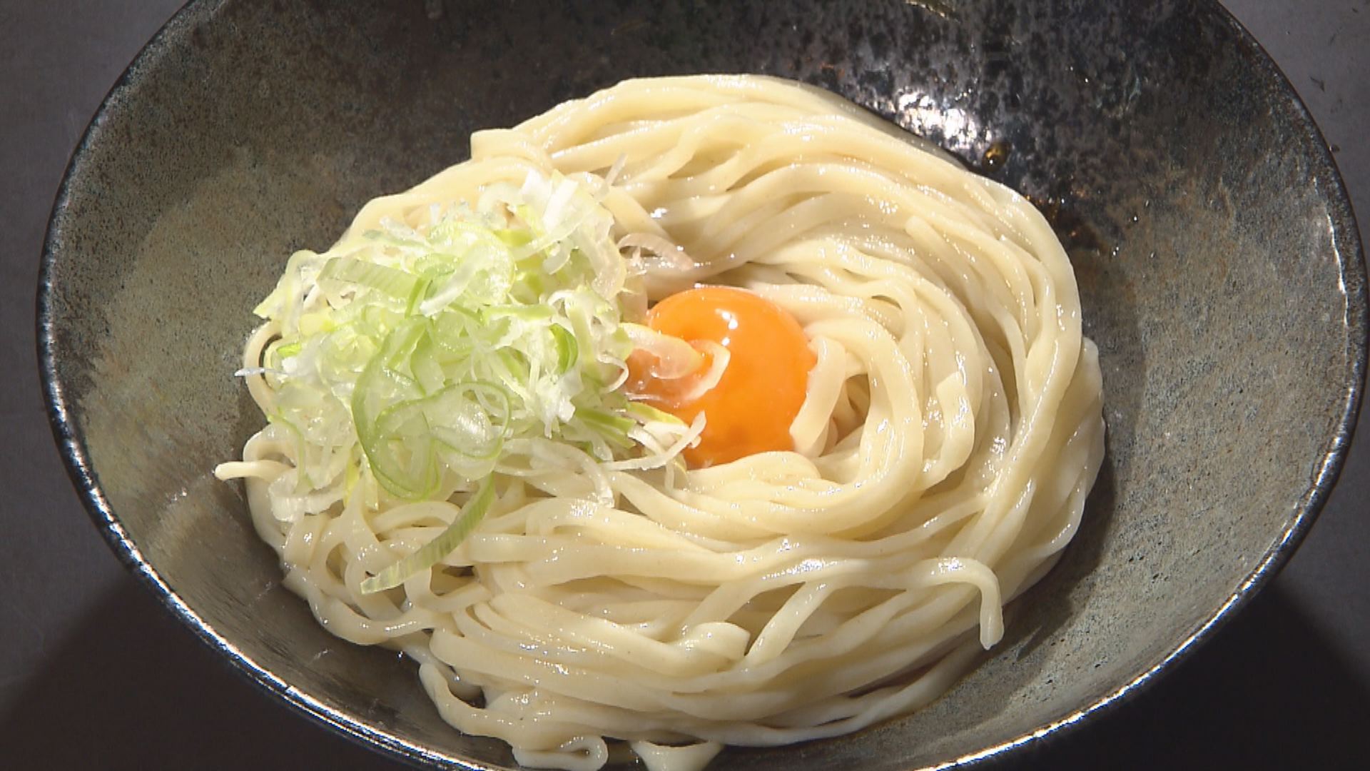 自家製麺で釜玉風ラーメン「中華そば 煮干屋」
