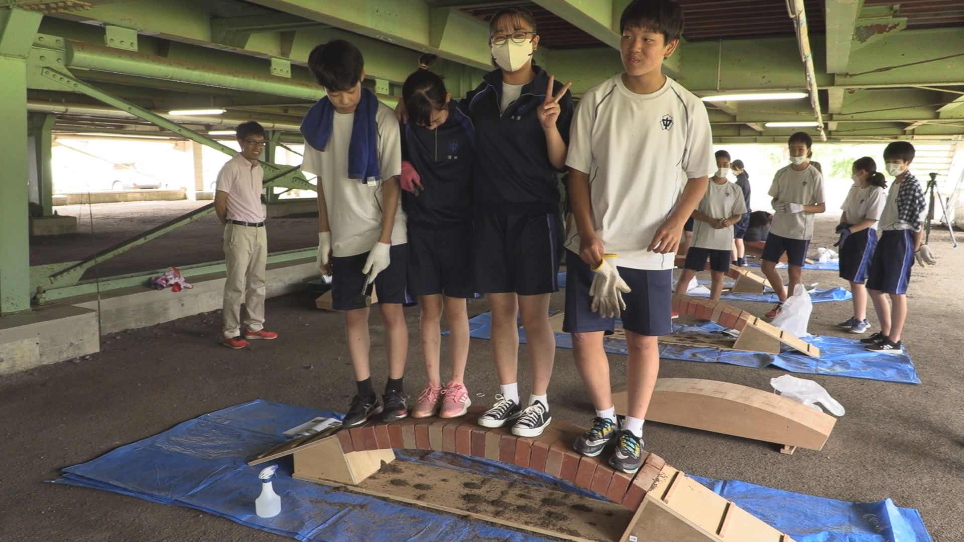 アーチの橋は崩れない！安塚中で土木建設業の出前授業
