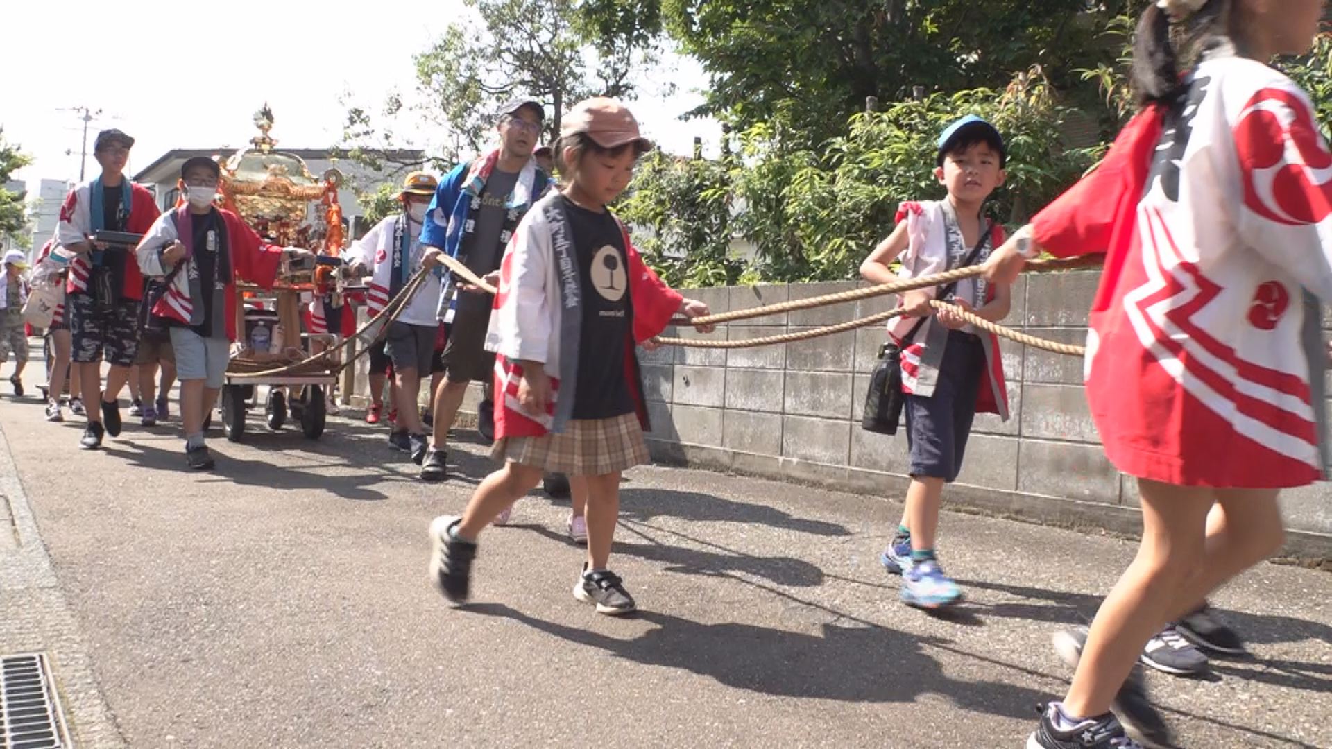 真夏日続く 子どもみこしも水分補給は欠かさず