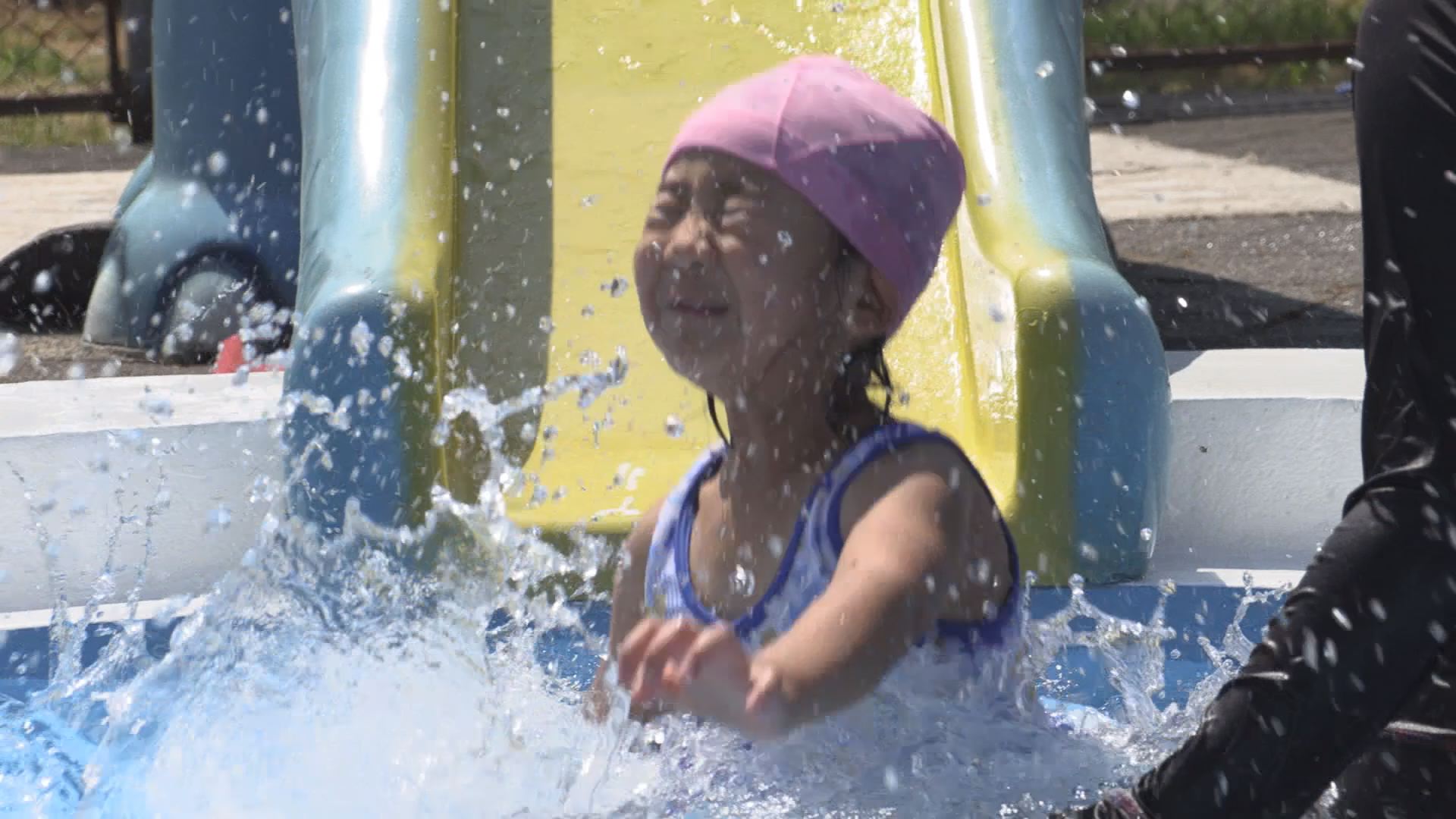 3日連続猛暑日 上越市こどもプールにぎわう