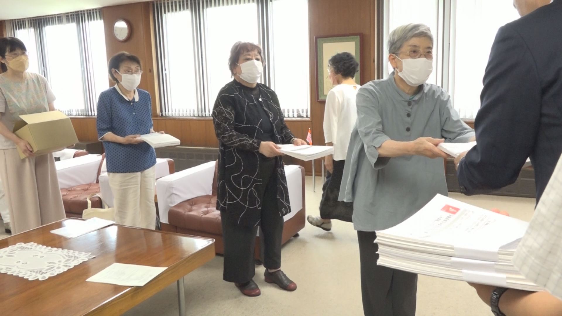 パートナーシップ制度の実現に向けて 上越市長に6000人分の署名提出