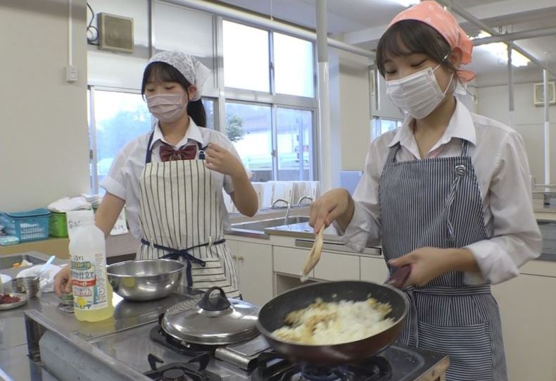 高校生しっとり炒飯選手権へ 新井高校チームが試作重ねる