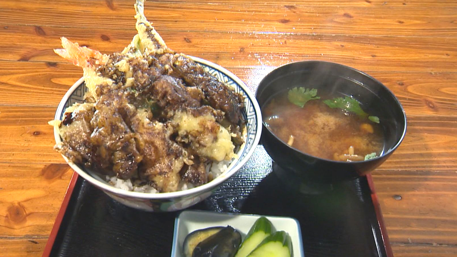 秘伝のタレが決めて！名物ブラック天丼「割烹おかめ」