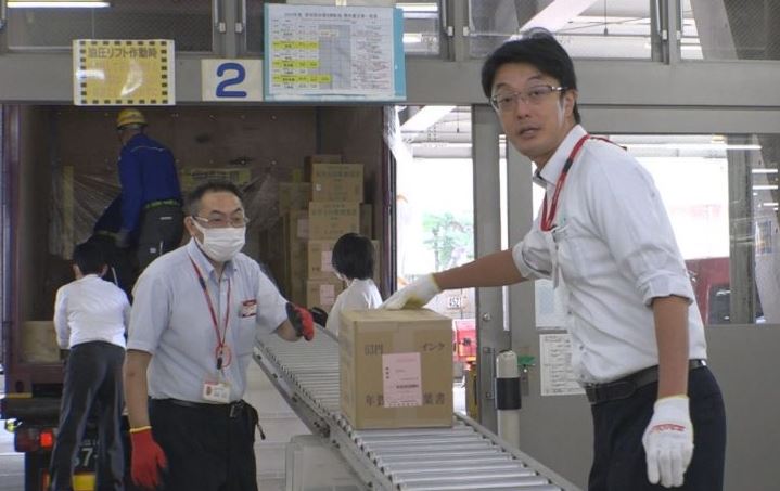 早くも来年の年賀はがき 高田郵便局に到着