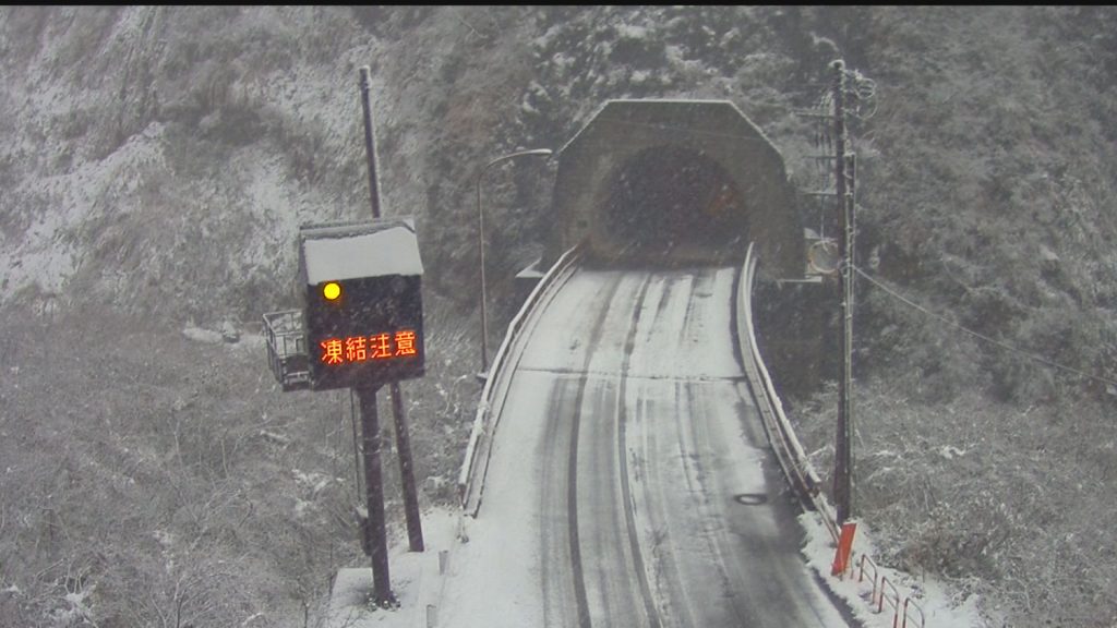 231113_山間部で降雪
