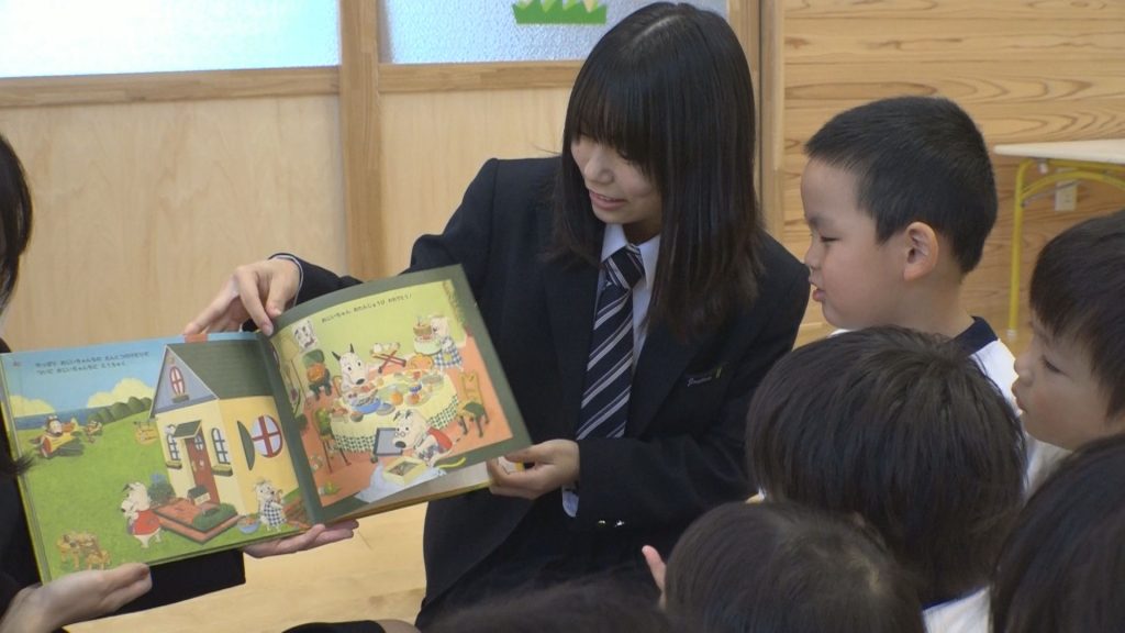231102_高校生が古い絵本を園児に贈呈