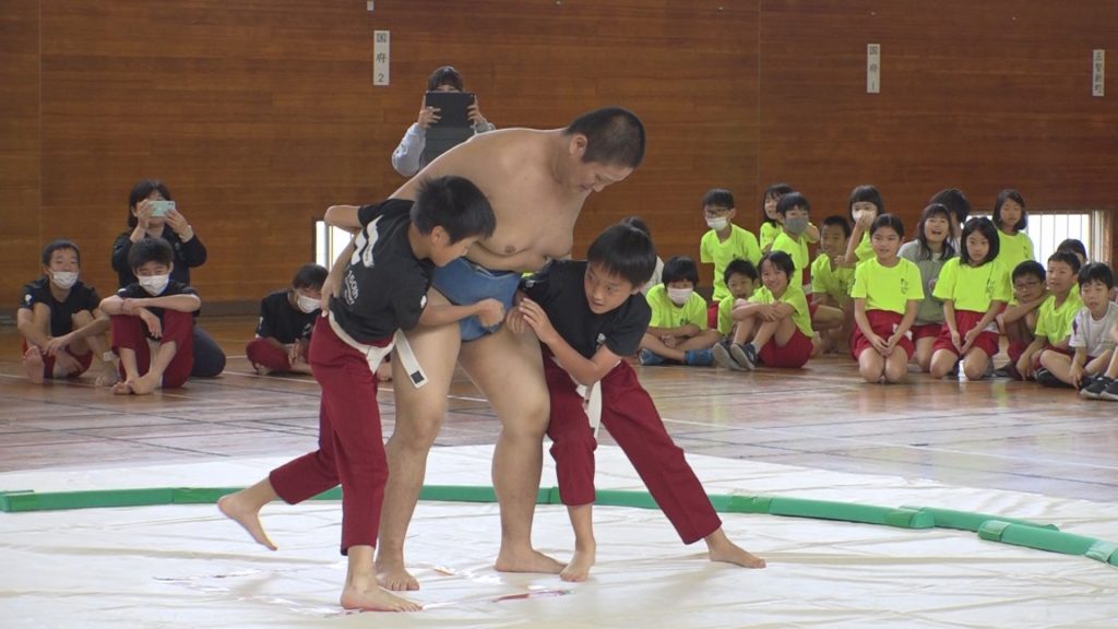 231106_国府小 海洋高校の相撲部と交流