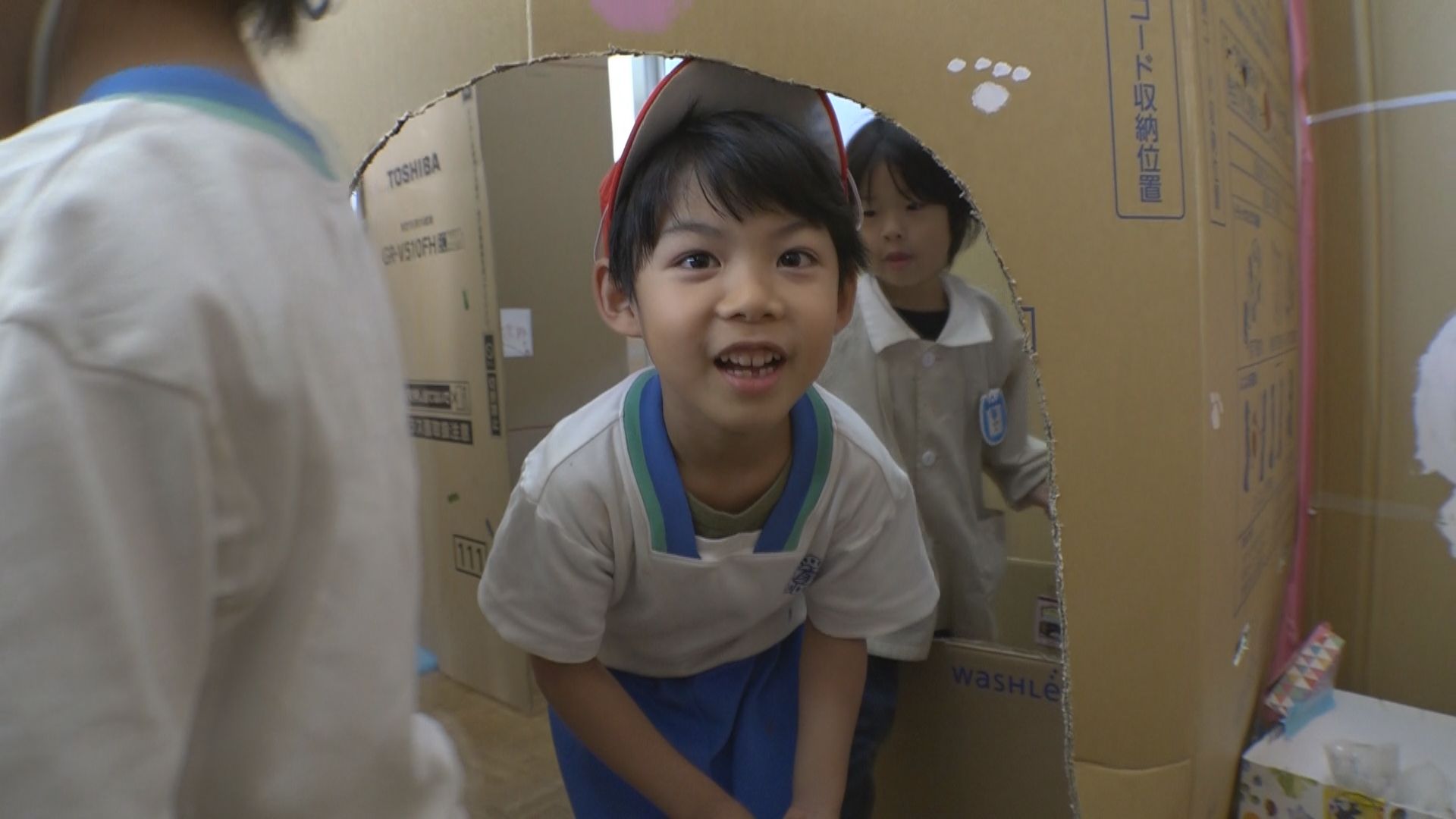 ダンボール迷路完成！高田幼稚園園児と大手町小児童が交流