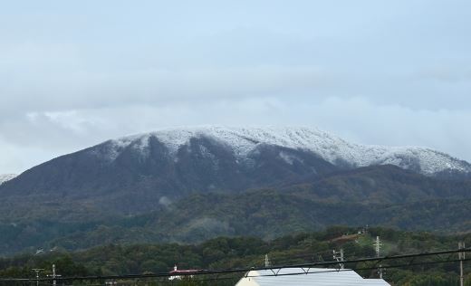 上越の山沿いで雪 南葉山も雪化粧