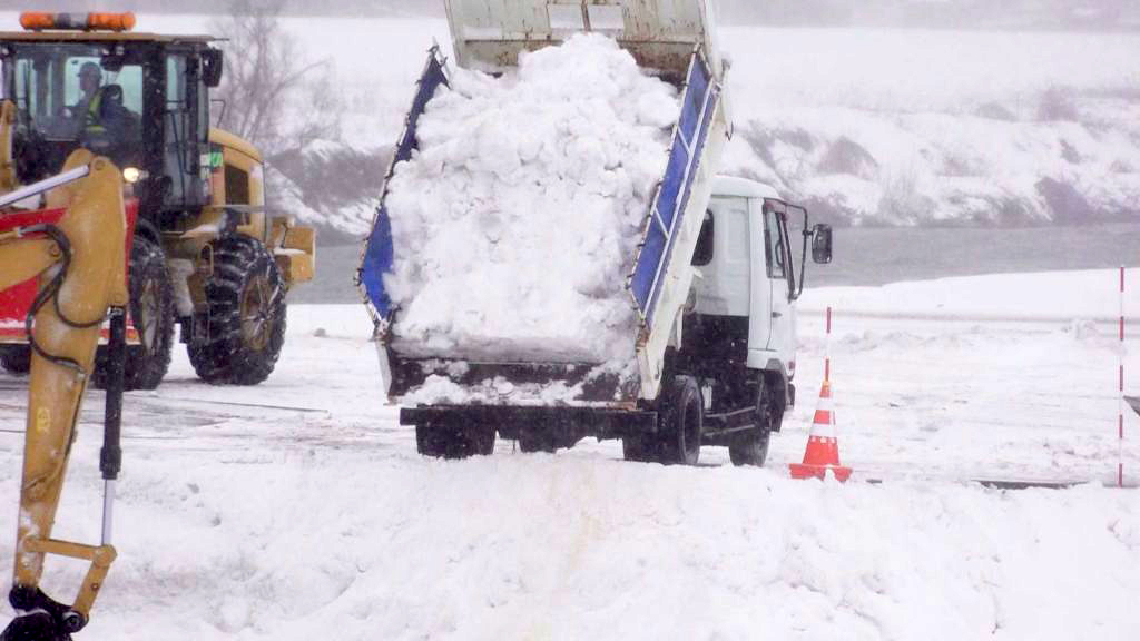 各地で雪を伴った強い風 上越市に雪捨て場開設