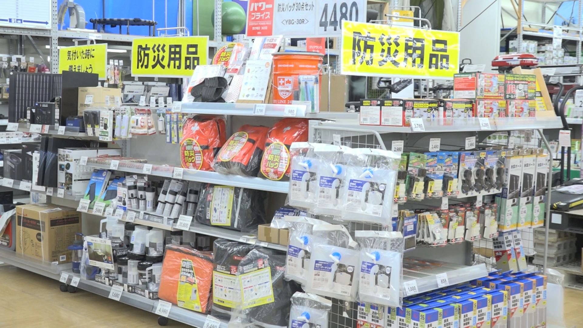 地震で防災グッズ求める人急増 上越市のホームセンター