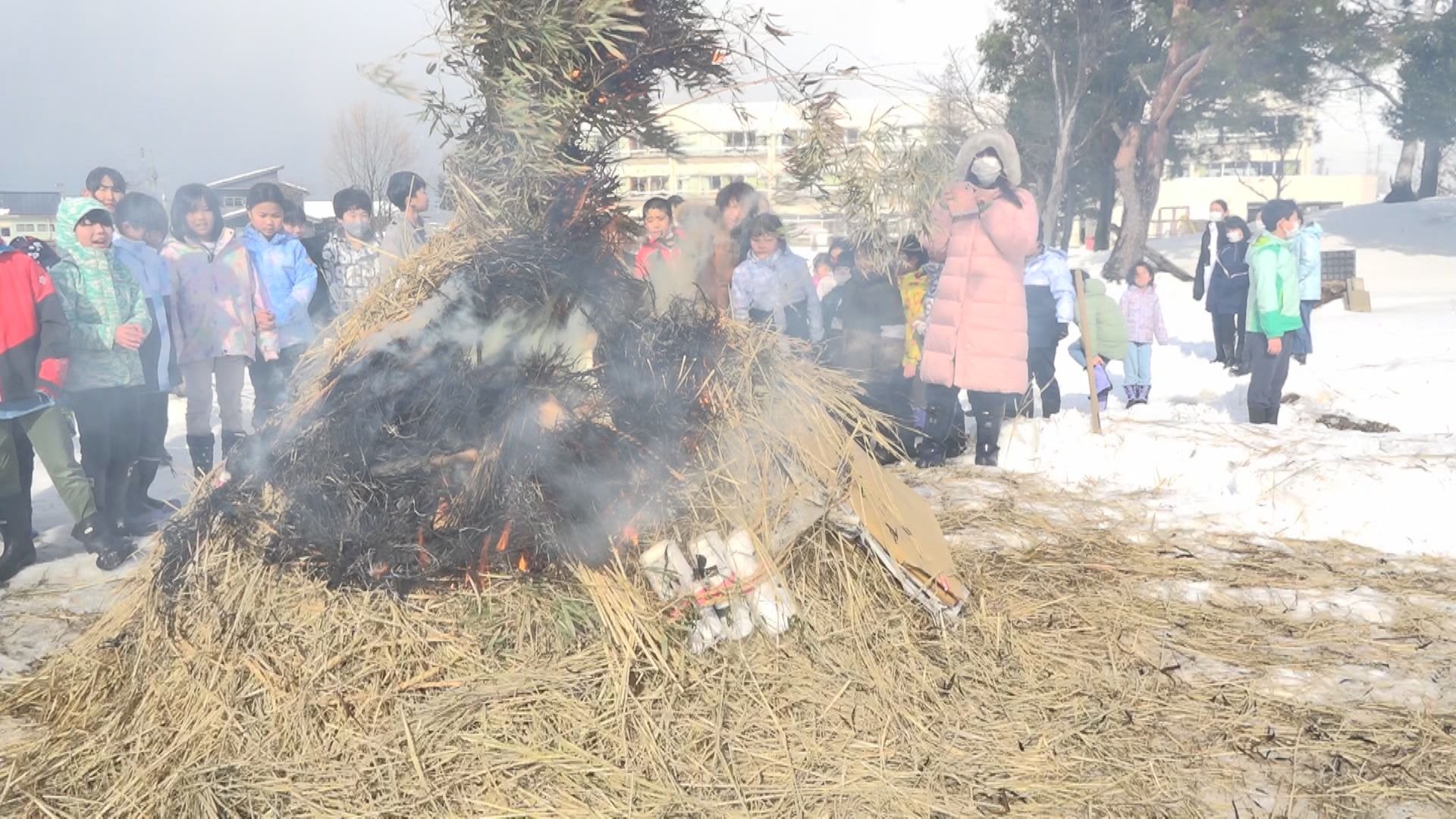 稲わら使って「さいの神」 和田小児童が小正月行事体験