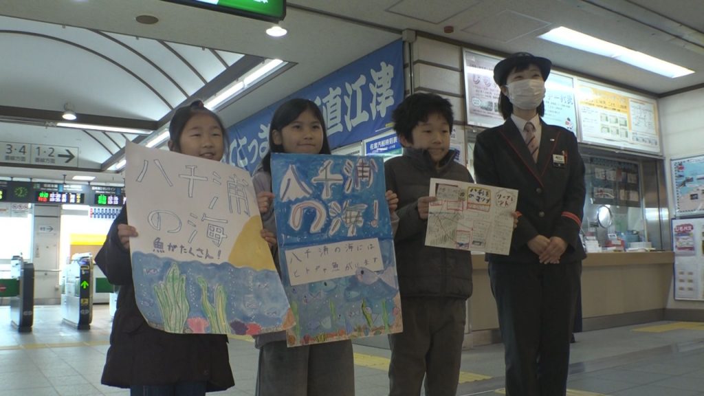 240313_八千浦小3年　直江津駅にポスター