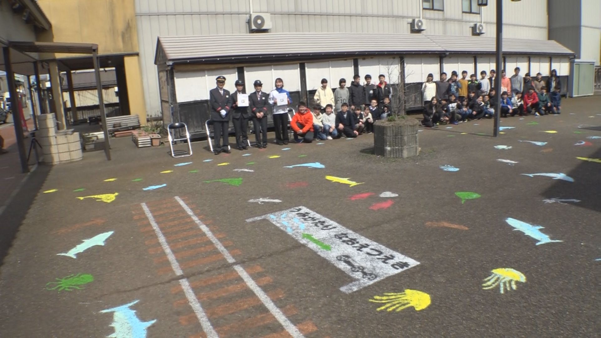 直江津南小6年生 互の市広場をアートで「映えスポット」に！
