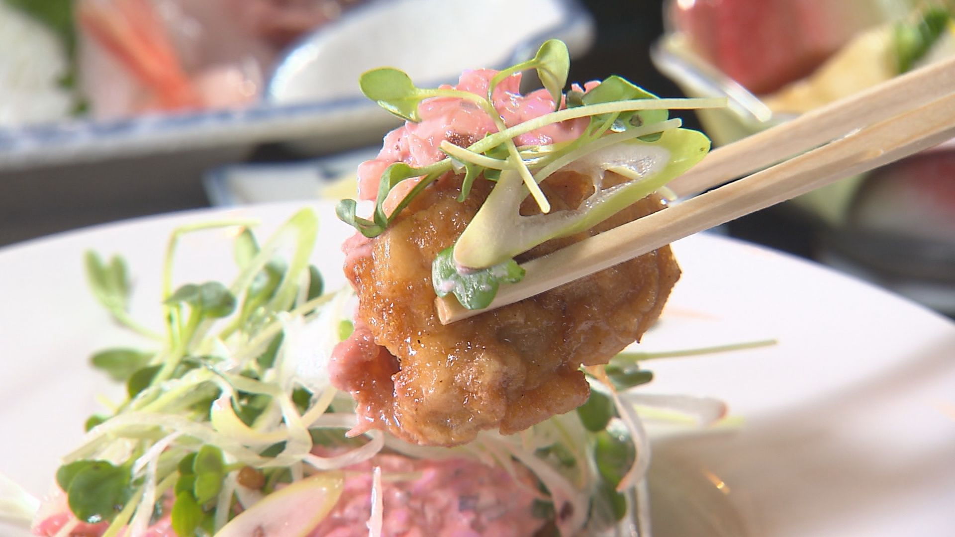 ピンクのタルタルチキン南蛮＆旬の地魚のちらし寿司「寿し割烹 鯛萬」