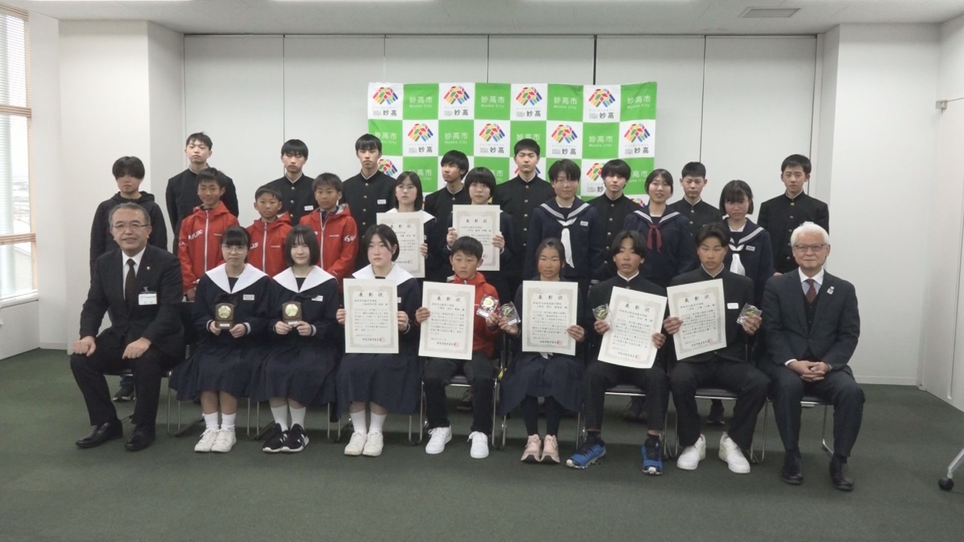 妙高市の小中学生 大会結果を城戸市長に報告