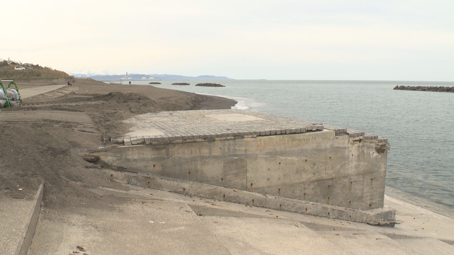鵜の浜海水浴場の砂浜 強風や高波で6割が削られる