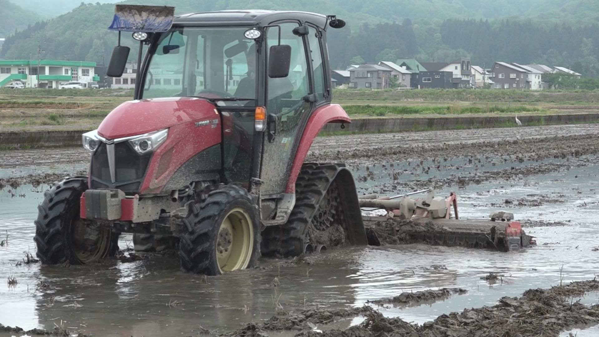 田植えに向けて代掻き作業はじまる