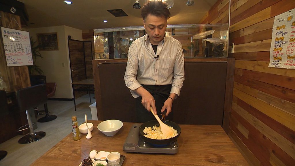 卵とご飯を炒める