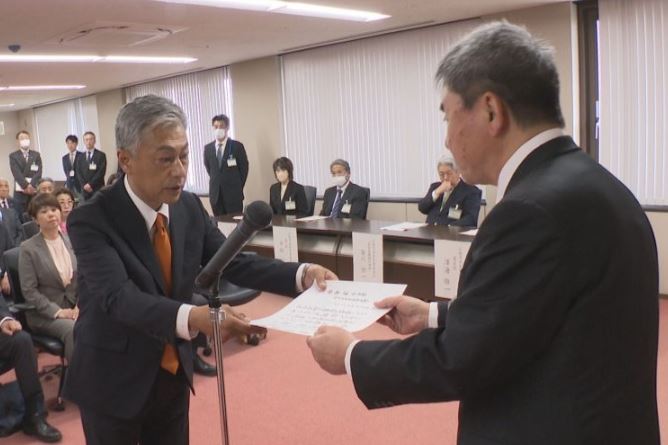 上越市議選 新市議32人に当選証書