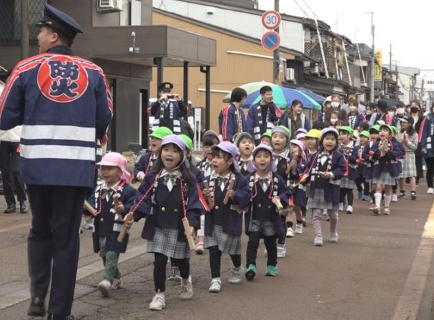高田の朝市と商店街で園児が「火の用心」呼びかけ