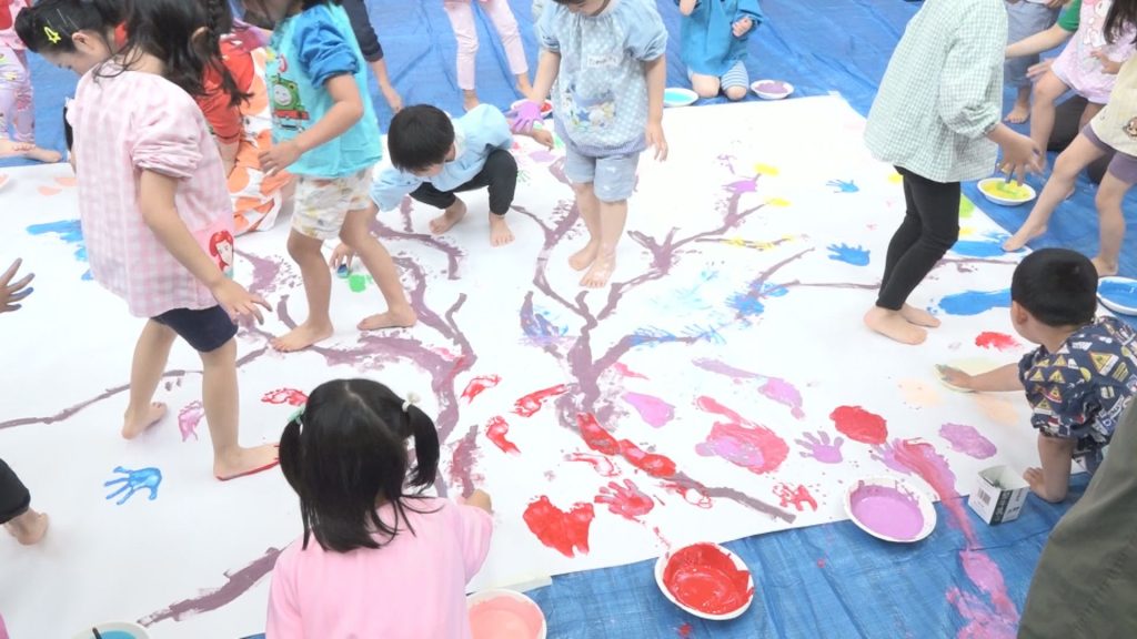 240508_認定こども園 明照幼稚園　年長が大きな絵を描く