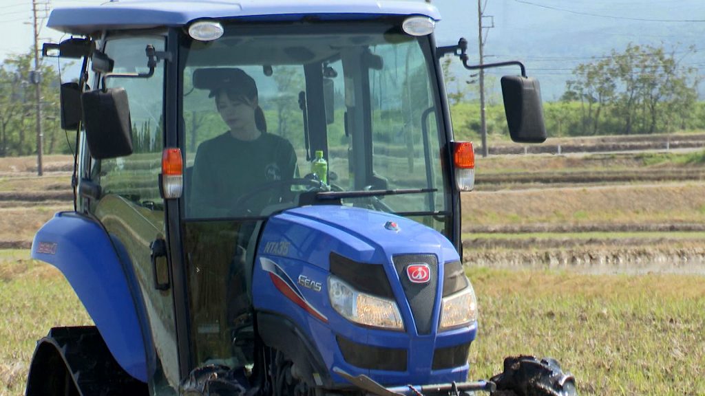 トラクターに乗る丸山さん