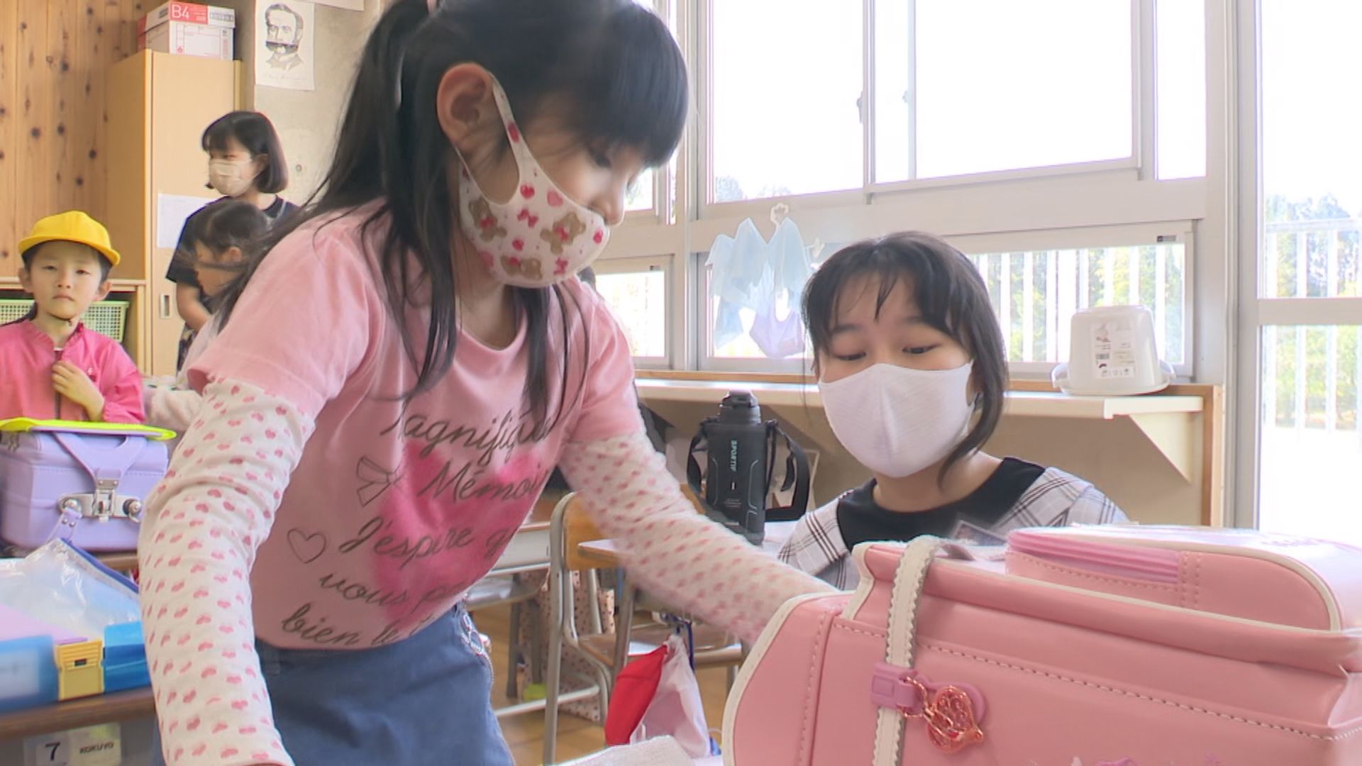 新しい学校生活を楽しく！ 飯小学校6年生が1年生をサポート