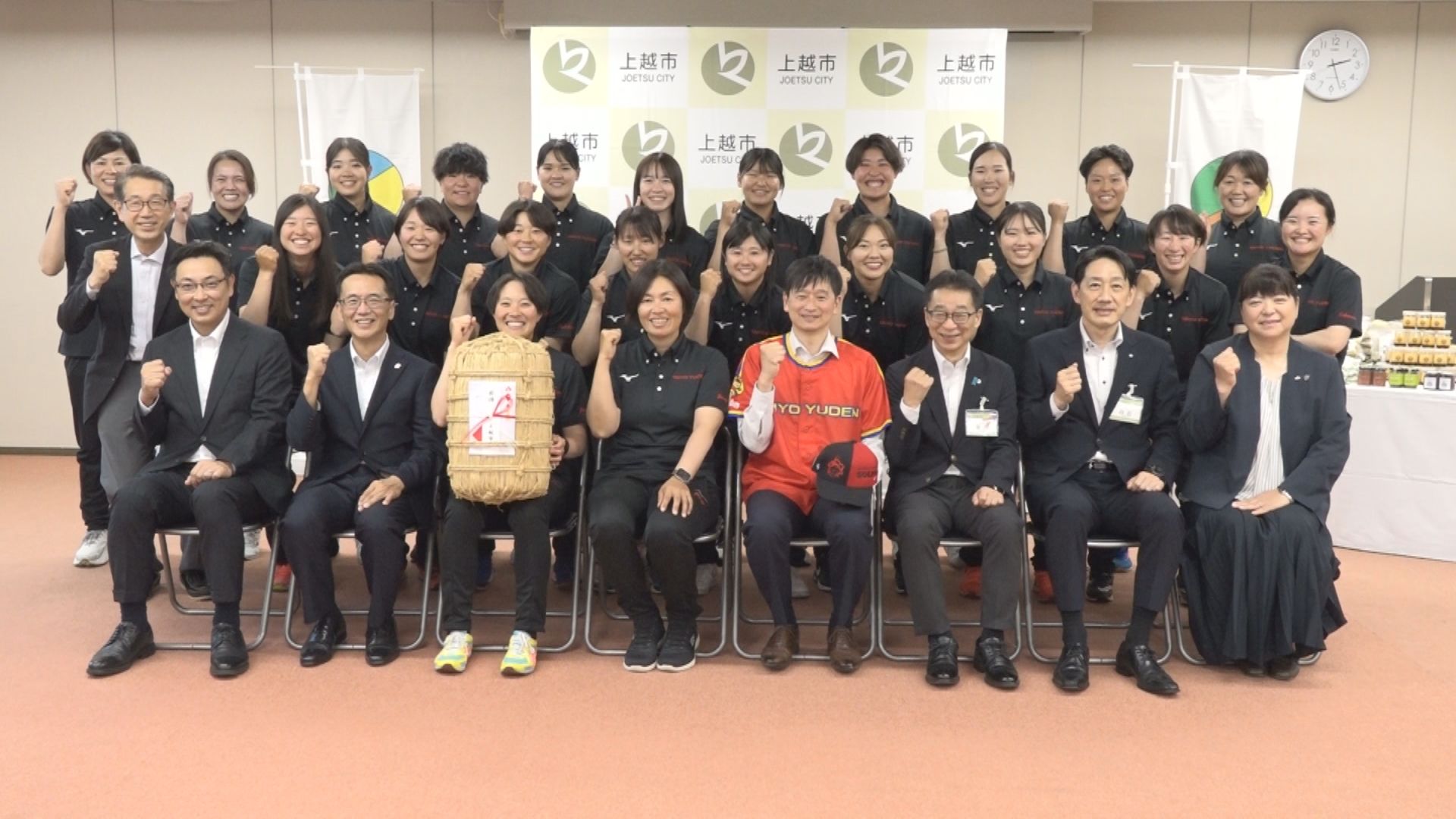女子ソフトボール「太陽誘電ソルフィーユ」が上越市長表敬訪問