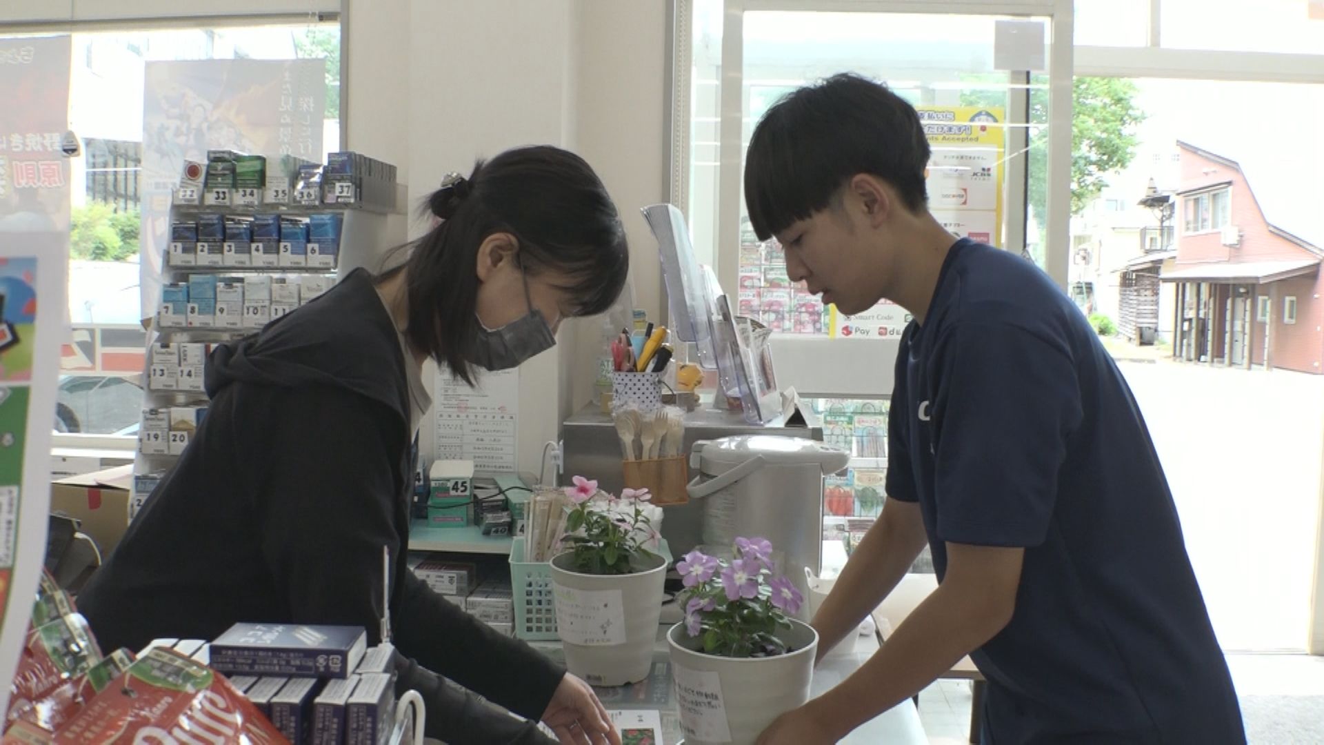 笑顔も一緒に！東頸中生徒が事業所に花とメッセージカード手渡し