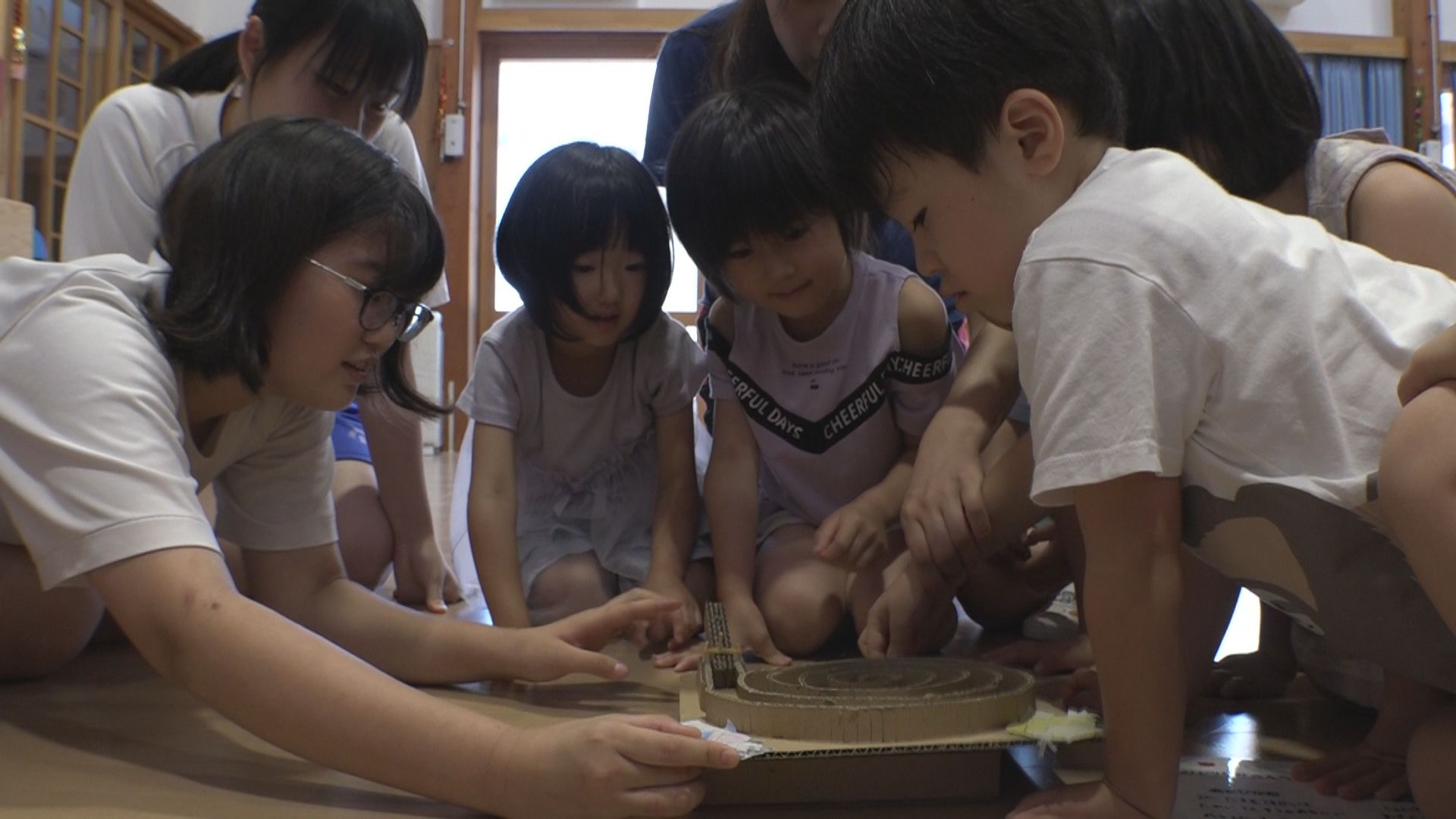 名立中生徒が園児に手作りおもちゃプレゼント