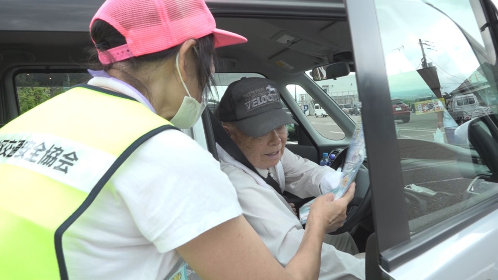 「さわやかな 気持ちでゆずる 夏の道」道の駅あらいで交通事故防止呼びかけ