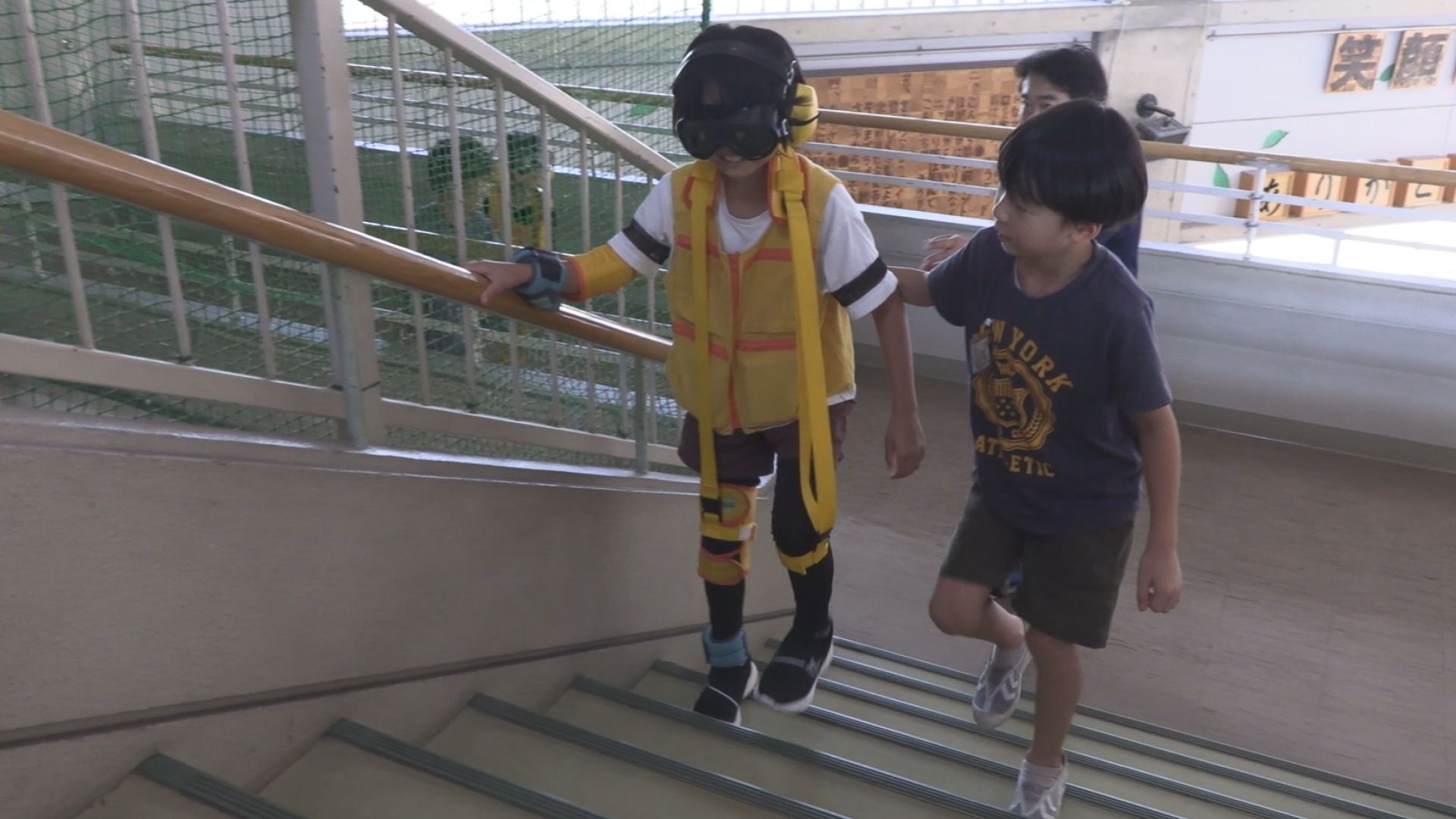 優しく接したい！新井中央小3年生が高齢者疑似体験