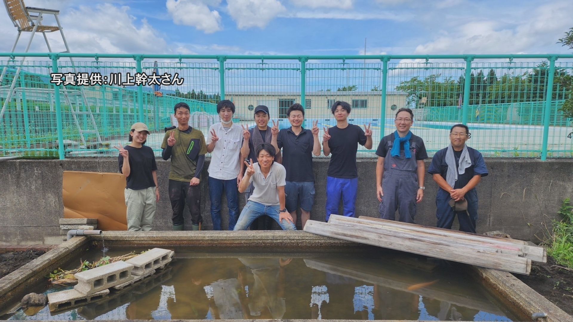 妙高小 中庭の池が復活！卒業生が補修や清掃に汗