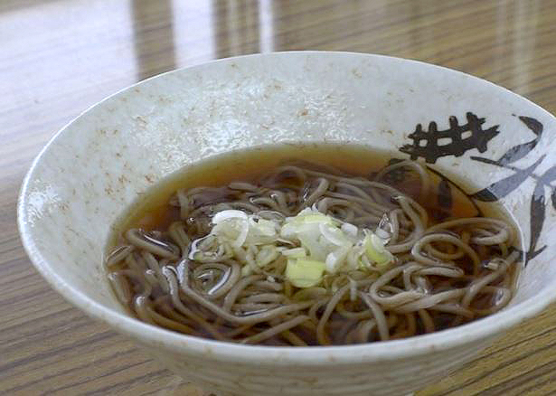 期間限定100円そば提供！佐渡汽船ターミナル「食堂ながも」