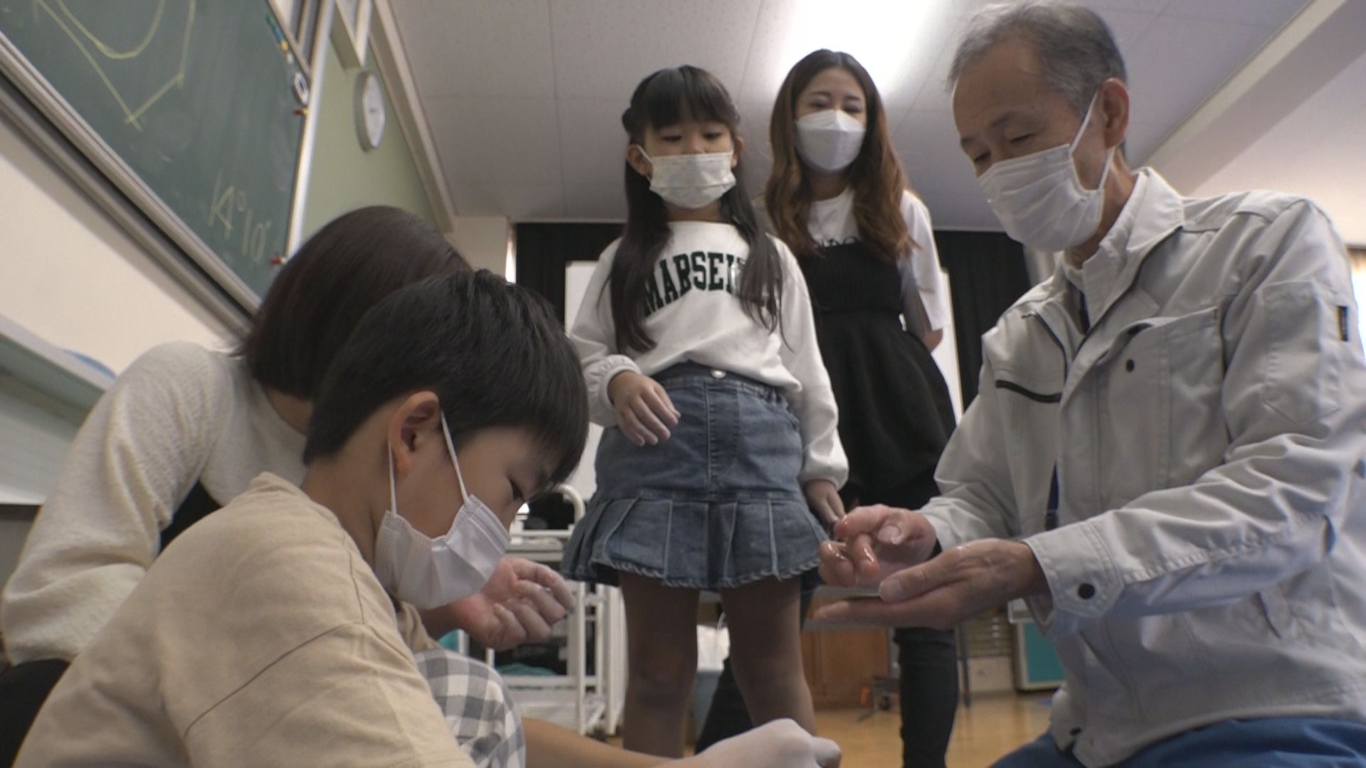 地域の人たちが講師！大和小児童が勾玉づくりやダンスなど体験