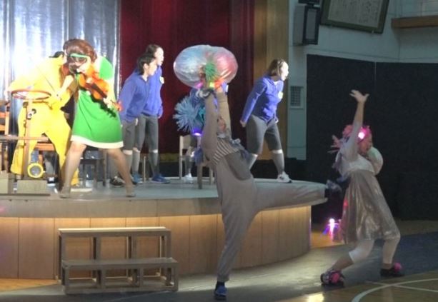 宇宙人と戦う武器は歌と演奏！中郷小でプロ歌劇団がオペラ公演