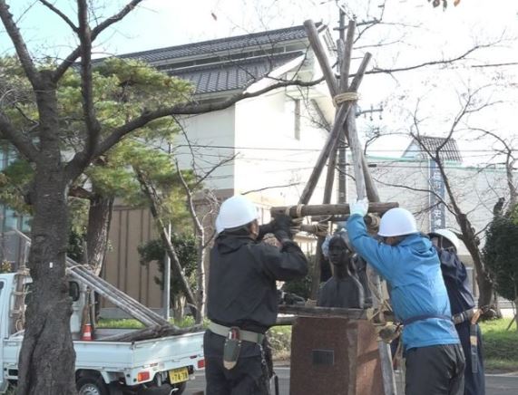 秋が深まる高田城址公園「ブロンズ像 冬囲い」始まる