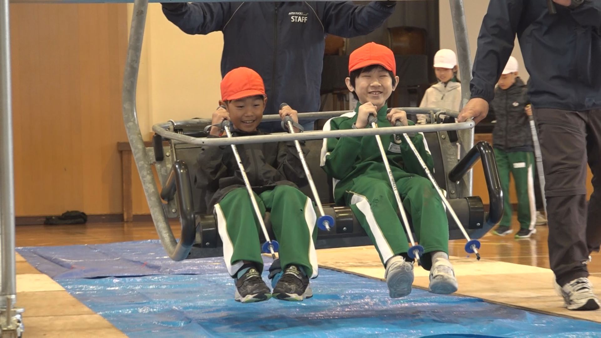 高田西小児童 スキー授業を前にリフトの乗り方学ぶ