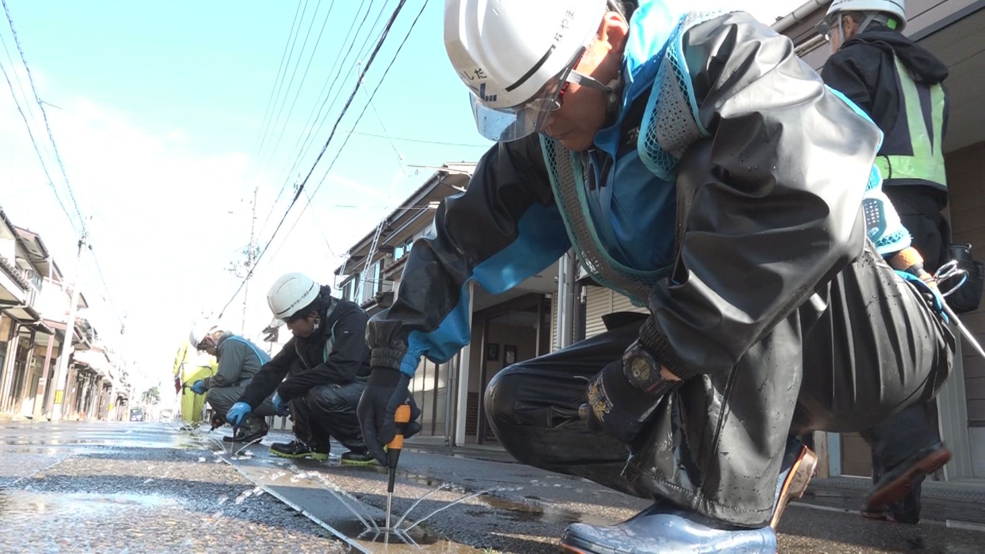 上越市道で消雪パイプの点検作業